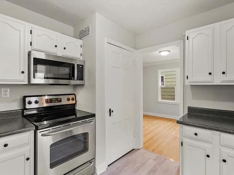1009 W 77th St — Photo 13