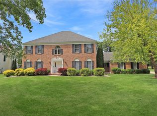 7 Deerfield Ln, Charleston, IL 61920