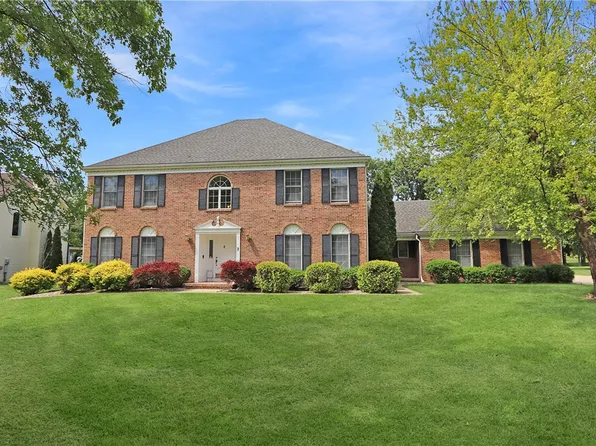 7 Deerfield Ln, Charleston, IL 61920
