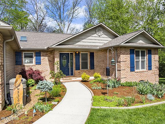 3rd image of 40 Brooks Ln