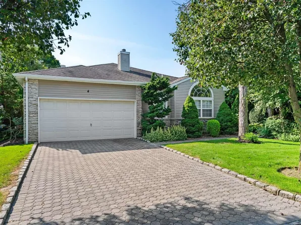 4 The Greens #4, Hauppauge, NY 11788