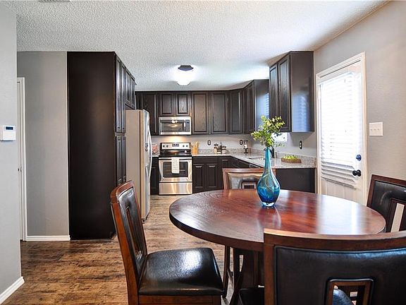 3rd image of 1409 Summerdale Ln