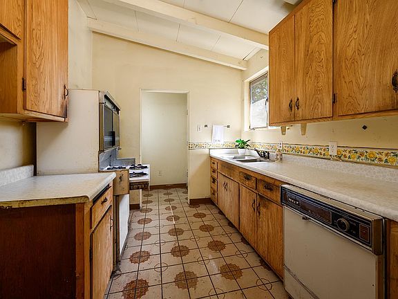 3rd image of 1433 Spruce Way
