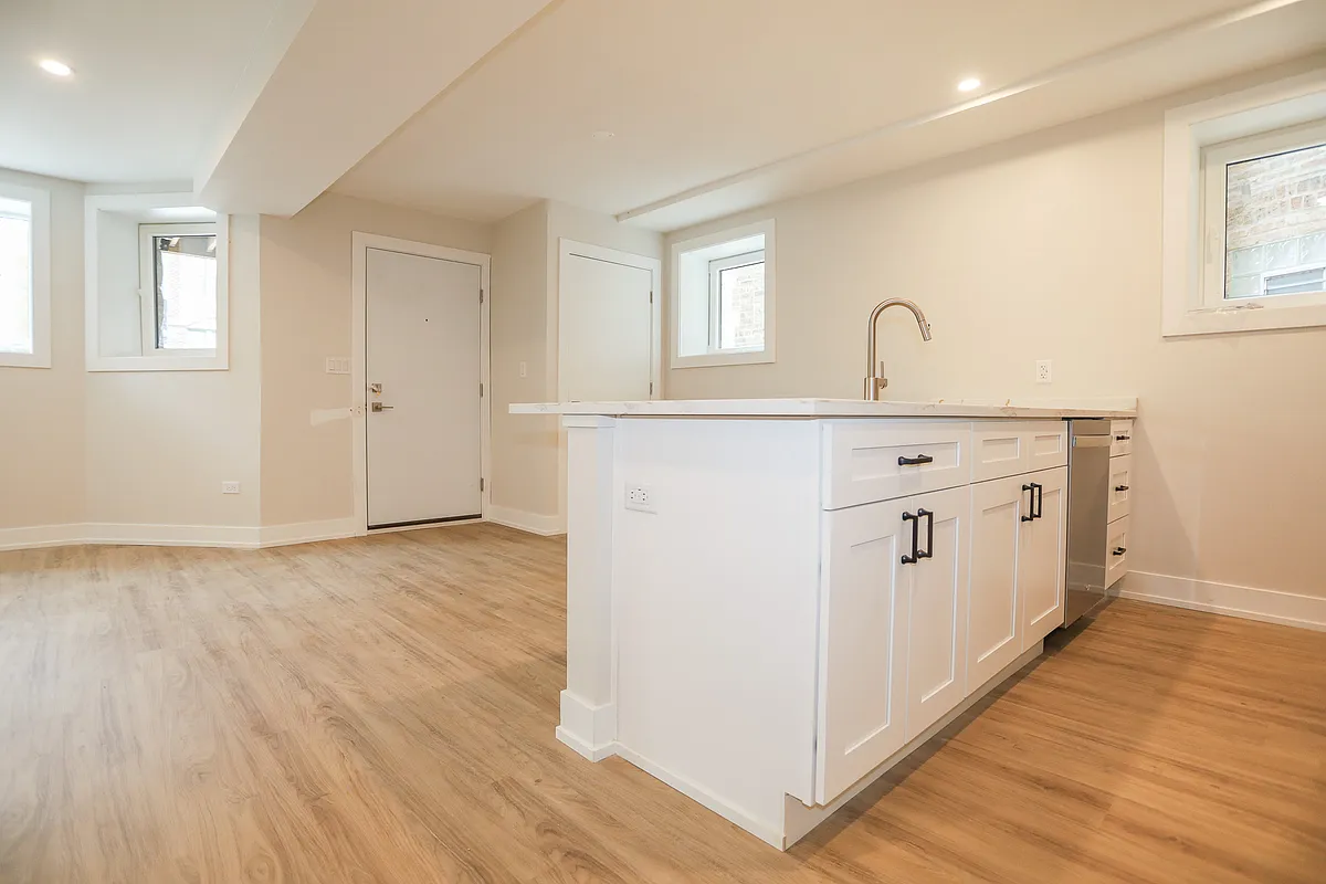 Building Photo - 2230 W Wilson Ave #B
