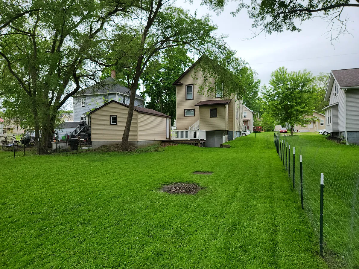 Fenced in backyard with walkout basement - 82 N State St