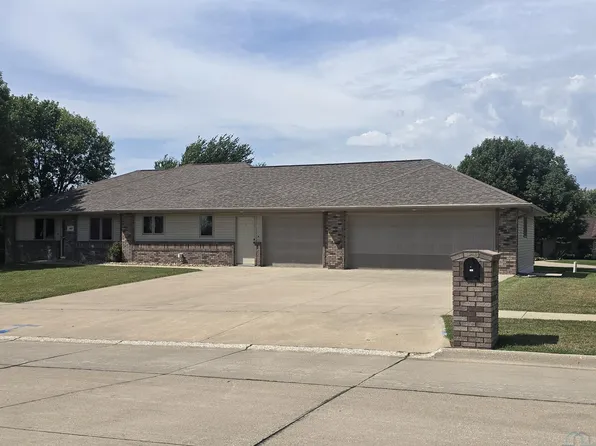 867 Hillcrest Dr SE, Le Mars, IA 51031