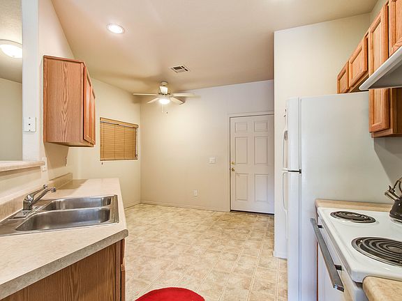 4th image of 2633 E Sunland Ave