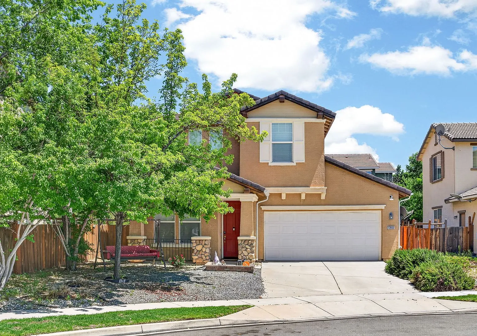3 bd 2 bth Double Diamond Home Available Now — Photo 1