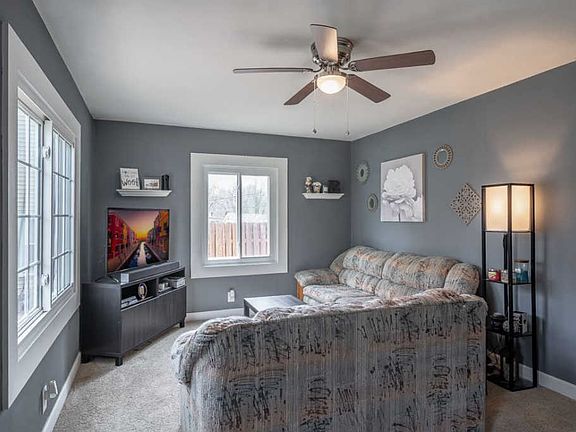 3rd image of 6 Knoll Ct