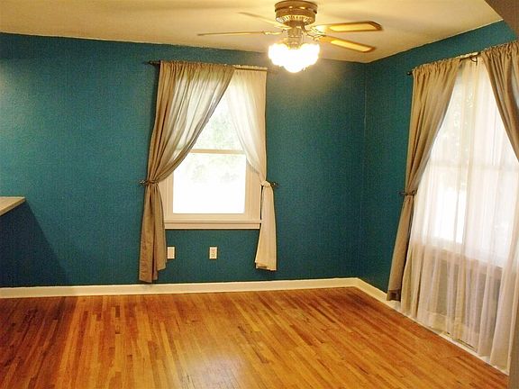 5th image of 390 Thompson Ave