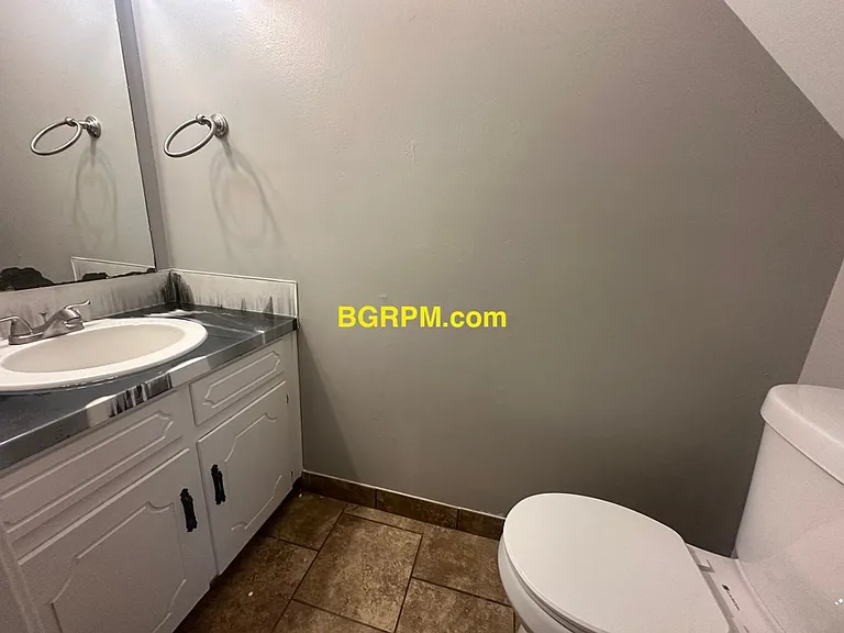 1099 W Elm St — Photo 24