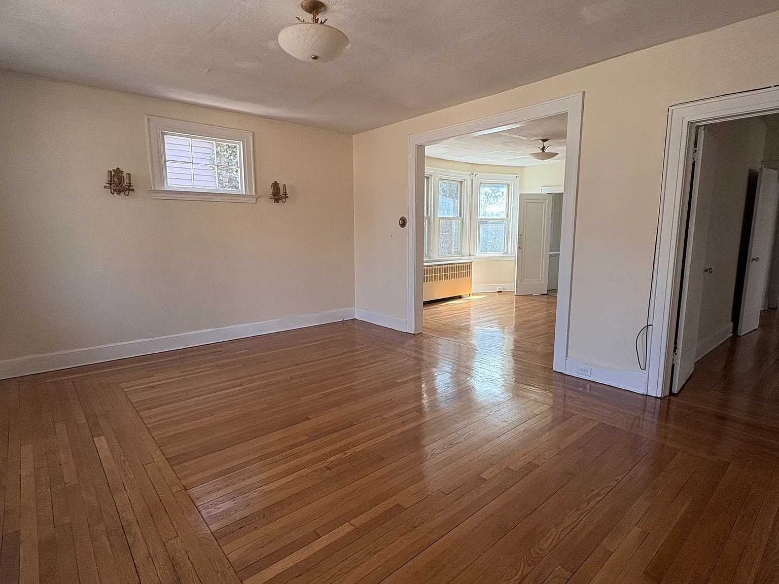 3 bed, 1.0 bath, 3795 sqft, $1,910 — Photo 2