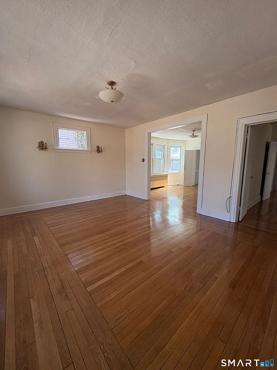 Building Photo - 786 Elm St #1