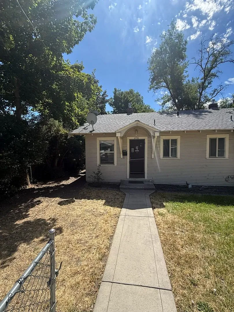 Vintage 1-Bedroom Duplex with Large Fenced Yard 3 miles from OIT and Sky Lakes Medical Center — Photo 1