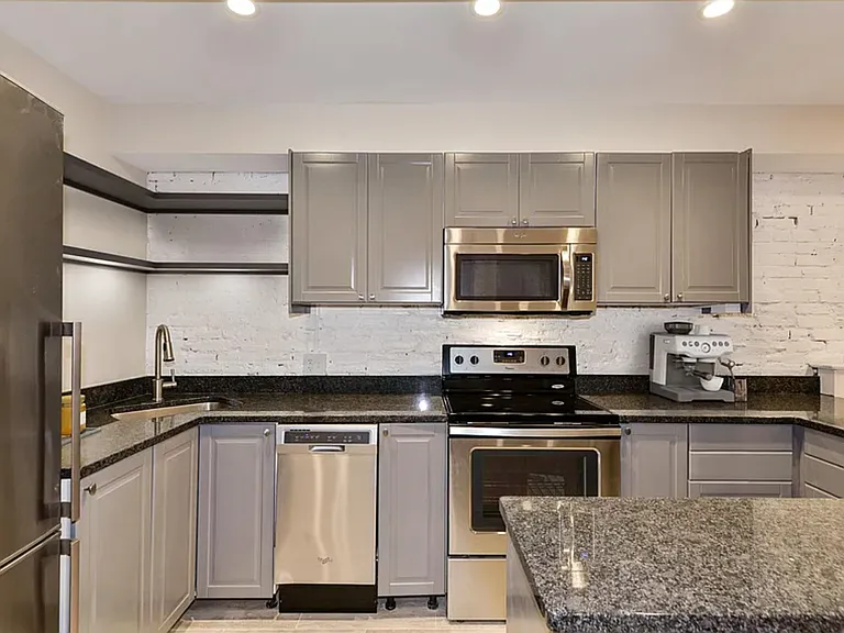 724 5th St NE #B — Photo 4
