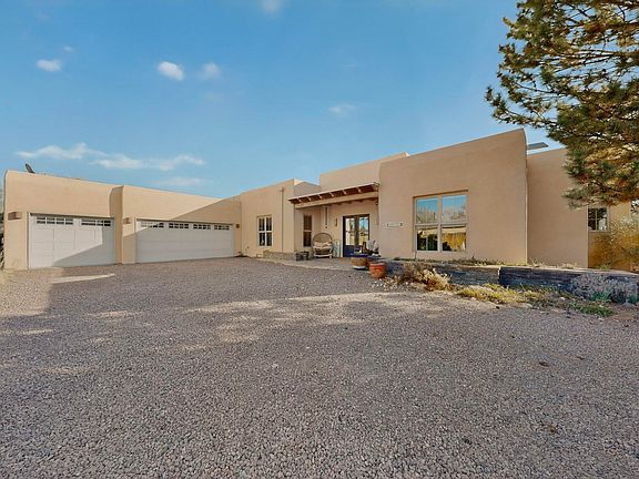 5th image of 2812 Candelaria Rd NW