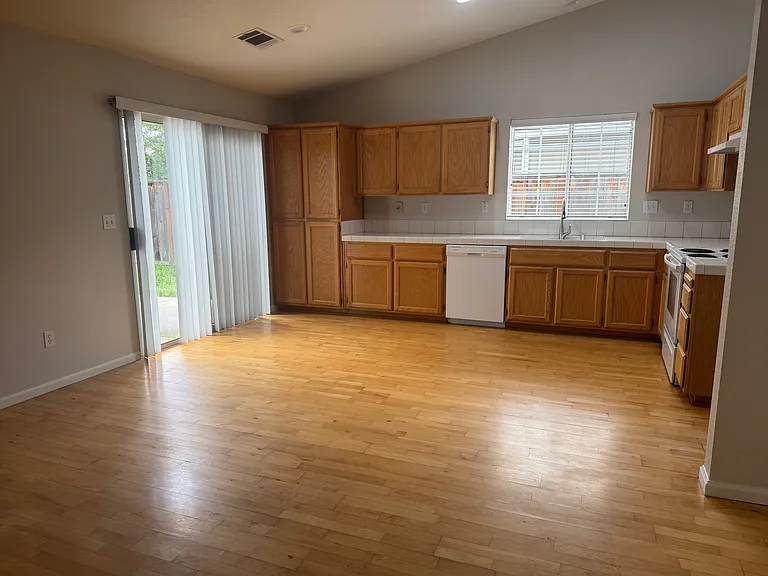 562 Stetson Way — Photo 3