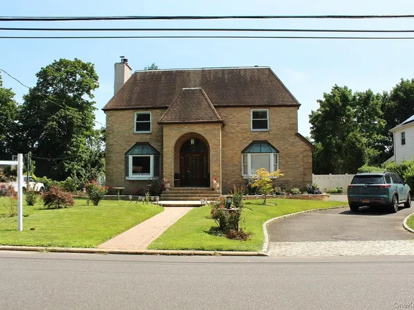 280 Park Avenue W, Westbury, NY 11590