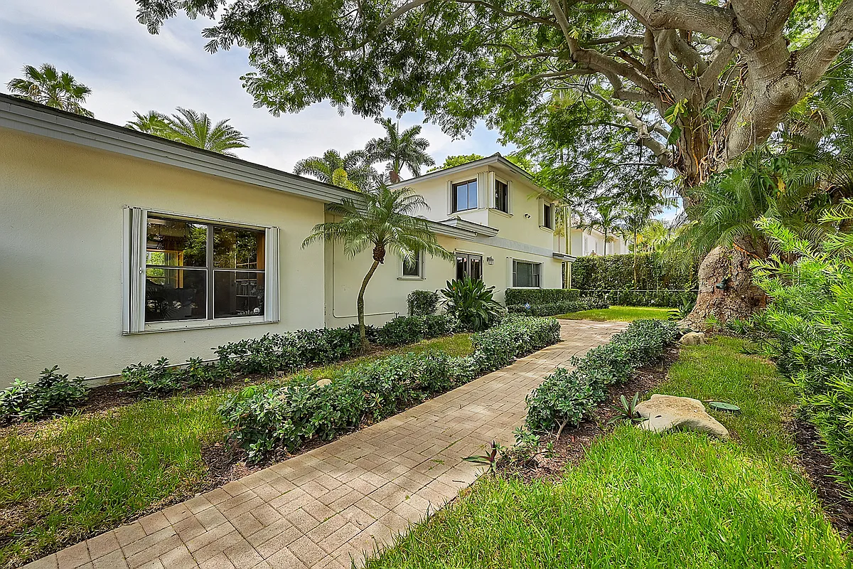 Front yard - 414 Seven Isles Dr