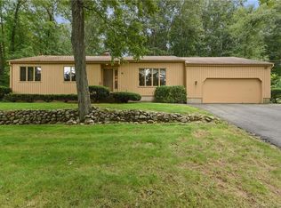 111 Glenmeadow Dr, Northford, CT 06472