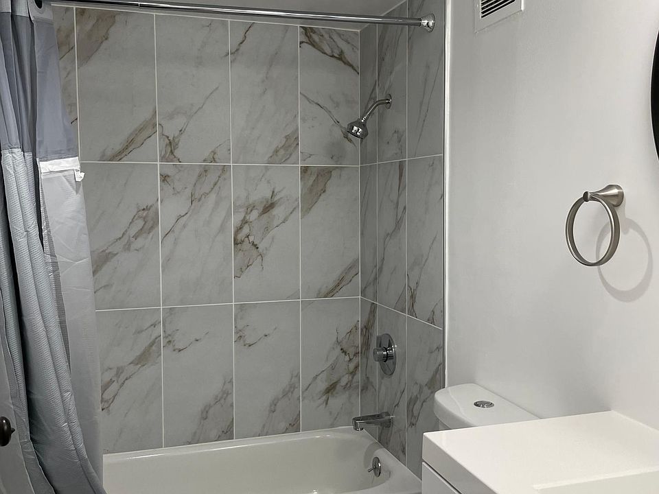 Full bathroom on bedroom level