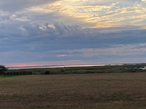 60 Southpointe Cir, Rockport, TX 78382