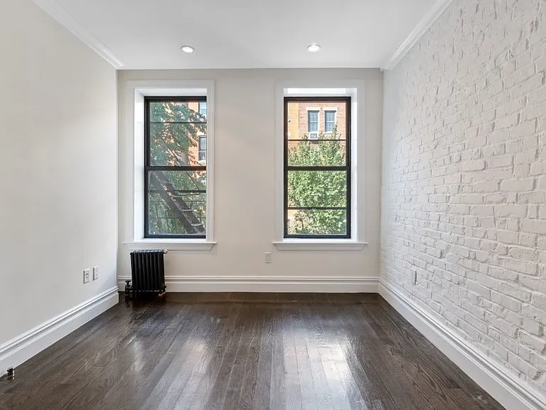 402 E 12th St #8 — Photo 1