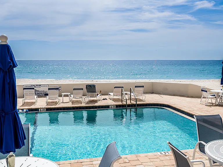 Resort Heated Pool and Beach access on Lido