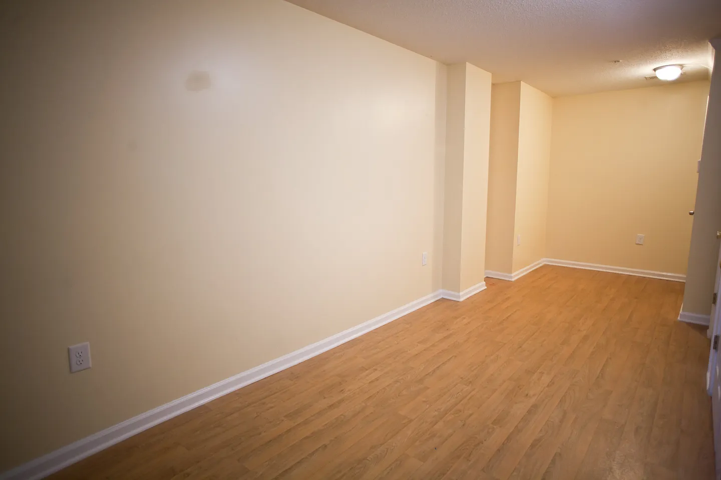 2br/2ba right downtown! Rent includes water and electricity and one parking spot! — Photo 3