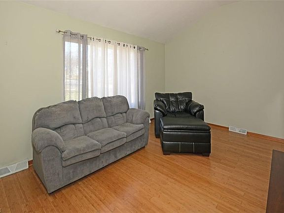 4th image of 22701 Esther Ave
