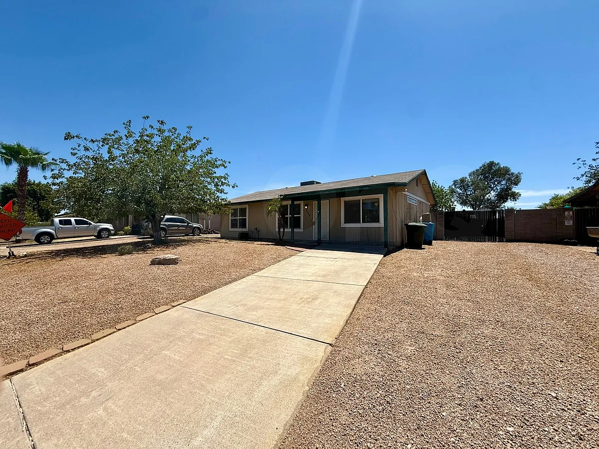 3 bed, 1.0 bath, 1050 sqft, $1,849 — Photo 2