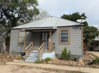 305 E Thornton St, Three Rivers, TX 78071