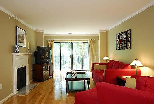 Welcome home-Very private overlooking green space. 