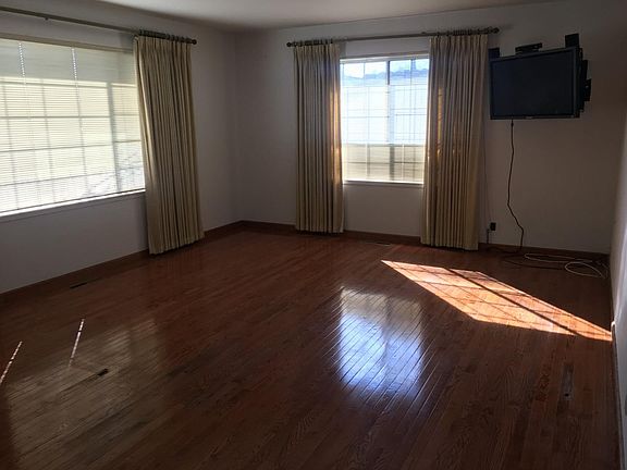 4th image of 20395 Clifden Way
