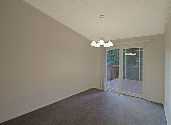 Spacious dining area~