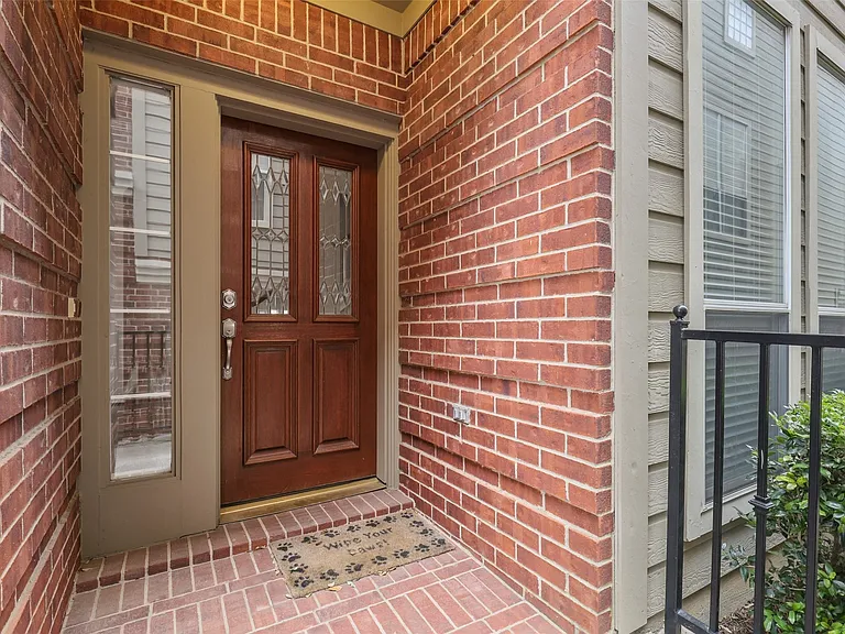1007 W Bluff St — Photo 2