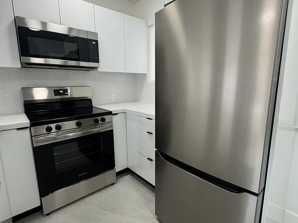 180 W 21st St #180