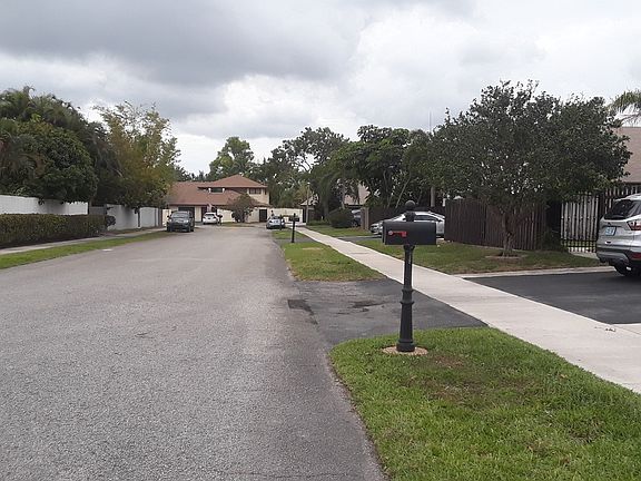 Exterior Neighborhood (street photo)