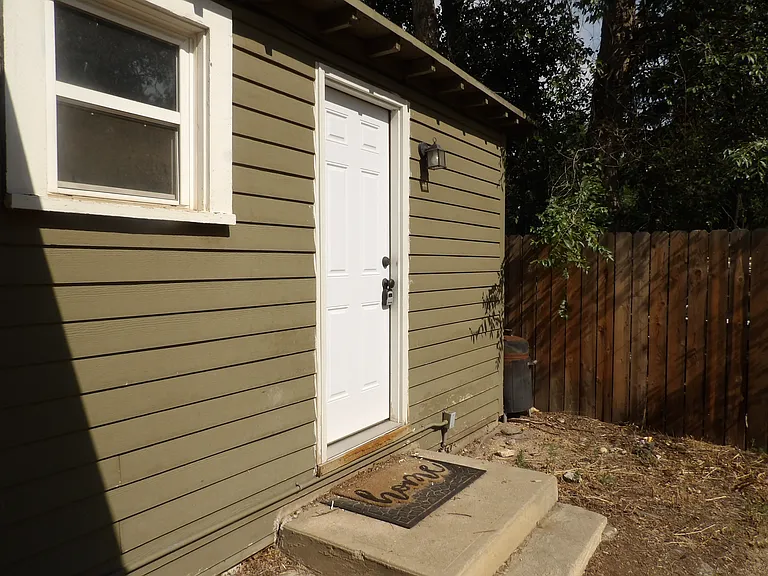 821 S Logan Ave — Photo 2