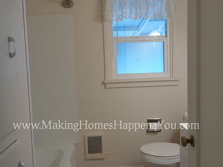 1945 23rd St NE — Photo 23