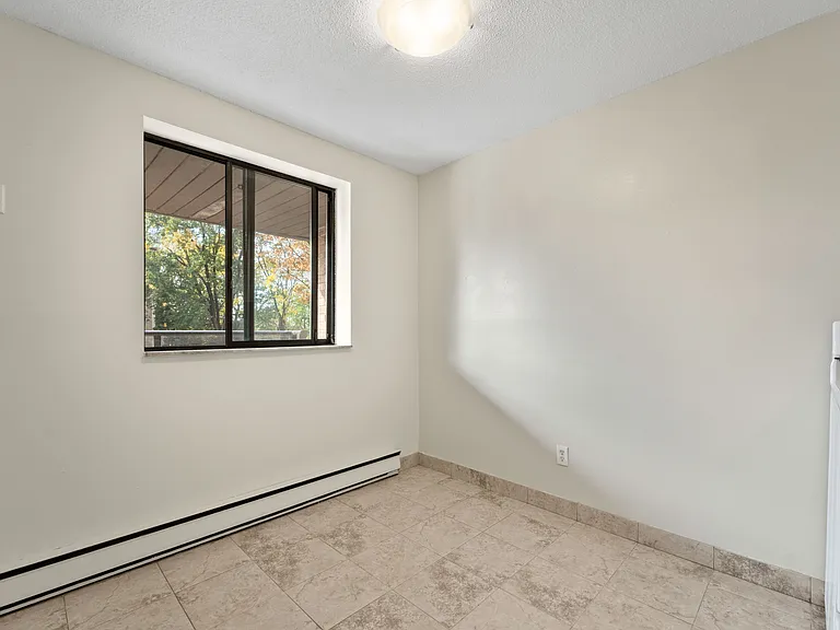 3262 Sandwich St — Photo 17