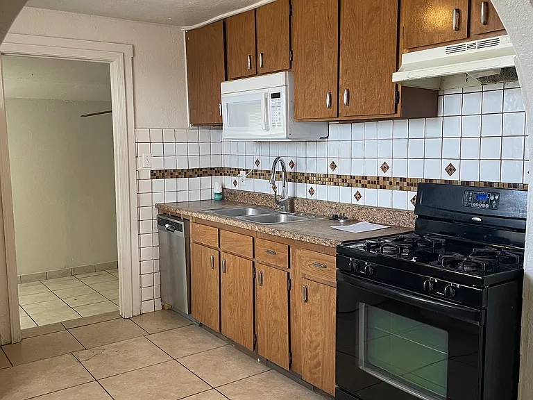 3348 E Cambridge Ave — Photo 1