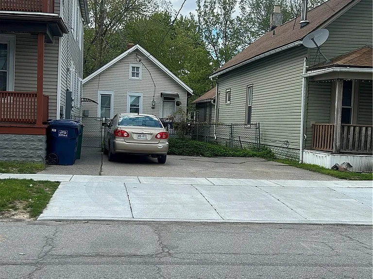 138 Austin St — Photo 2