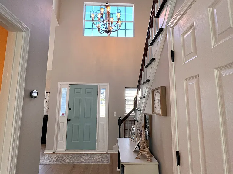 109 Barrie Ct — Photo 3