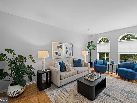 3rd image of 220 Persimmon Cir