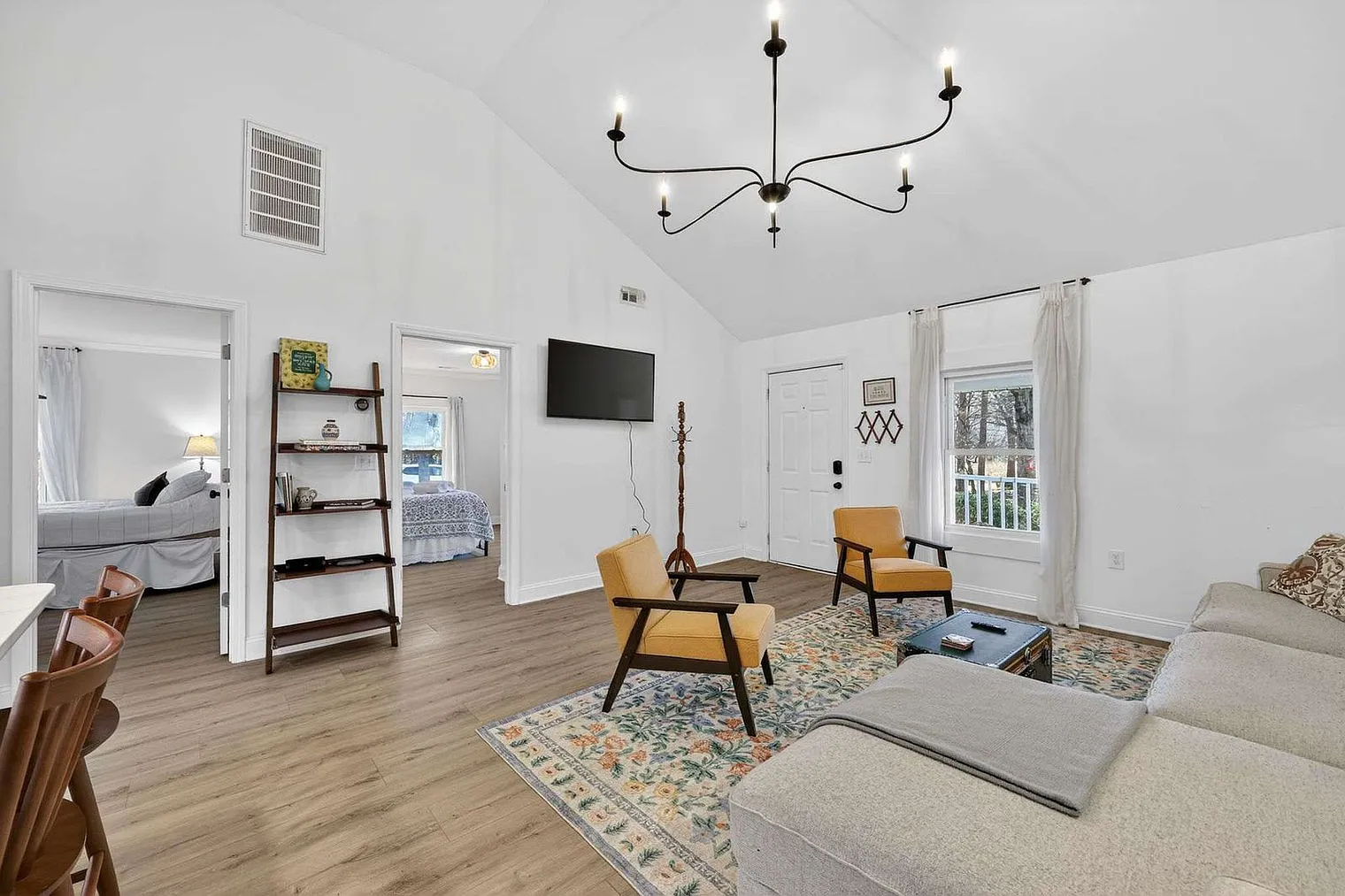 3 bed, 2.0 bath, 1151 sqft, $4,314 — Photo 2