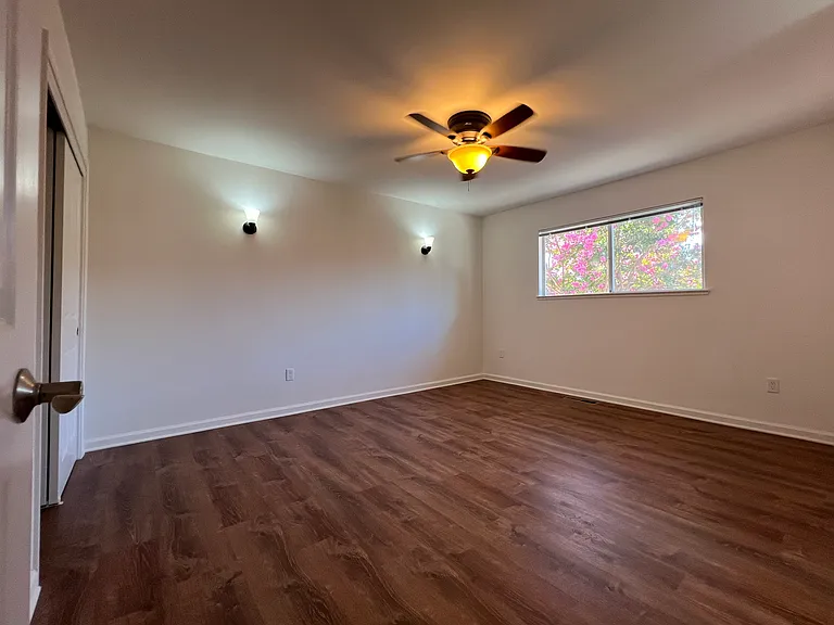 1827 Holiday St — Photo 15