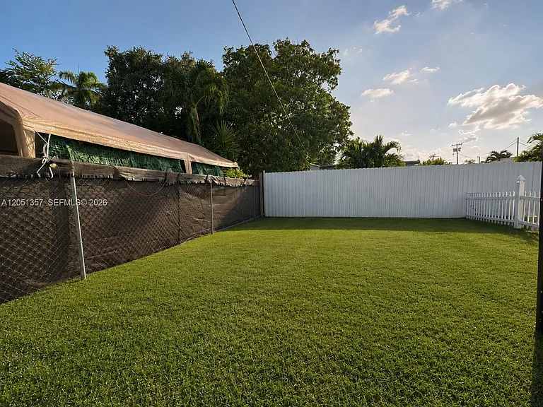 610 NW 23rd Place Front #FRONT — Photo 2