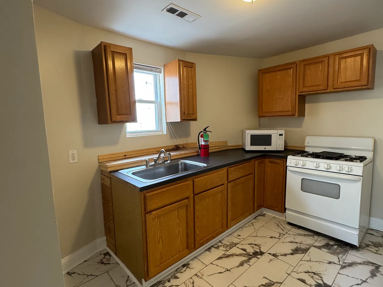 1 bed, 650 sqft, $1,100 — Photo 3