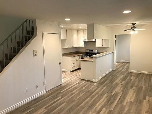 3rd image of 6450 Woodman Ave APT 3